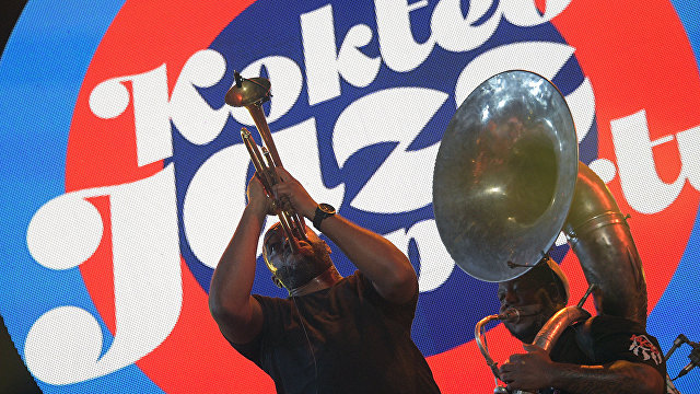 Rebirth Brass Band иштиракчиси Koktebel Jazz Party 16-нджы халкъара музыкаль фестивальде чыкъышта булунгъанда
