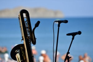 Санадаки микрофонлар ве саксофон Koktebel Jazz Party-2021 халкъара музыкаль фестивалинде концерттен эвель