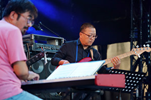 Участники китайской группы Sedar Band выступают на 16-м международном музыкальном фестивале Koktebel Jazz Party